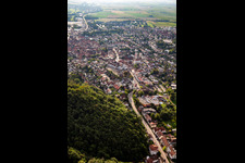 Vue aérienne de Kurtalstrasse depuis l'ouest à Bad Bergzabern dans le département Rhénanie-Palatinat, Allemagne