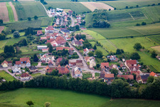Vue aérienne de De l'ouest à Crœttwiller dans le département Bas Rhin, France