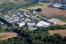Vue aérienne de Zone industrielle avec la société de négoce de fer et d'acier Straub GmbH à Lichtenau dans le département Bade-Wurtemberg, Allemagne