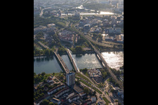 Vue aérienne de Pont de l'Europe, pont Beatus-Rhenanus et pont ferroviaire sur le Rhin vers Strasbourg à Kehl dans le département Bade-Wurtemberg, Allemagne