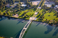 Vue aérienne de Pont des Deux Rives du Jardin des Deux Rives sur le Rhin jusqu'à Kehl à le quartier Rheinhafen in Straßburg dans le département Bas Rhin, France