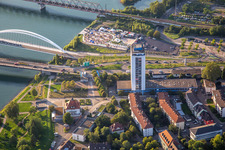 Vue aérienne de Immeuble de grande hauteur et Villa Schmidt au bord du Rhin / Honsellstr à Kehl dans le département Bade-Wurtemberg, Allemagne