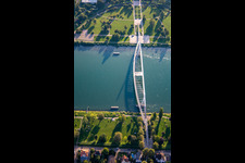 Vue aérienne de Pont des Deux Rives vers le Jardin des Deux Rives sur le Rhin jusqu'à Strasbourg à Kehl dans le département Bade-Wurtemberg, Allemagne