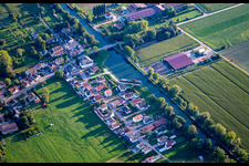Vue aérienne de Rue du Canal sur le Canal du Rhône au Rhin à Plobsheim dans le département Bas Rhin, France