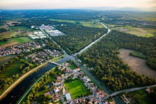 Vue aérienne de Intersection du Canal de Décharge de l'Ill et du Canal du Rhône au Rhin à Erstein dans le département Bas Rhin, France
