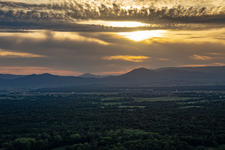 Vue aérienne de Coucher de soleil sur les Vosges à Sermersheim dans le département Bas Rhin, France