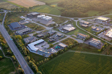 Vue aérienne de Parc industriel avec TOUT MATÉRIAUX GOXWILLER et SRJ Automobile à Goxwiller dans le département Bas Rhin, France