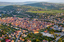 Vue aérienne de Du sud-est à Obernai dans le département Bas Rhin, France