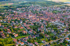 Vue aérienne de Du sud-ouest à Bischoffsheim dans le département Bas Rhin, France