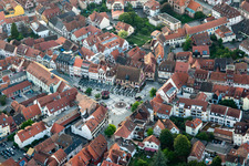 Vue aérienne de Place de l'Hôtel de Ville à Molsheim dans le département Bas Rhin, France