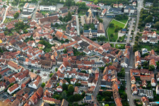 Vue aérienne de Place de l'Hôtel de Ville à Molsheim dans le département Bas Rhin, France