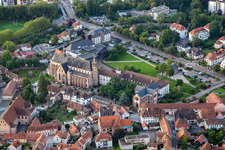 Vue aérienne de Église des Jésuites et Chapelle Notre-Dame de Molsheim au parc des Jésuites à Molsheim dans le département Bas Rhin, France