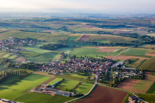 Le quartier de Schaffhouse-sur-Zorn vu du nord à Hochfelden dans le département Bas Rhin, France