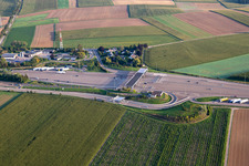 Vue aérienne de Station de péage autoroute A4 Hochfelden Sanef Service à Schwindratzheim dans le département Bas Rhin, France