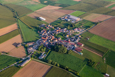 Vue aérienne de Niederaltdorf à Uhlwiller dans le département Bas Rhin, France