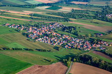 Vue aérienne de Du sud-est à Hegeney dans le département Bas Rhin, France