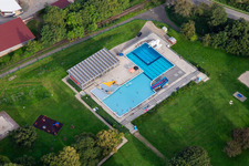 Vue aérienne de Piscine extérieure "Dans le Heimbach à Meisenheim dans le département Rhénanie-Palatinat, Allemagne