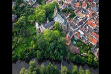 Vue aérienne de Église du château Meisenheim à Meisenheim dans le département Rhénanie-Palatinat, Allemagne