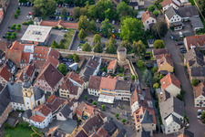 Vue aérienne de Zone de reporting sur les remparts de la vieille ville avec tour de la dette et tour du citoyen à Meisenheim dans le département Rhénanie-Palatinat, Allemagne