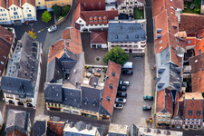 Vue aérienne de Marktgasse et pharmacie Mohren à Meisenheim dans le département Rhénanie-Palatinat, Allemagne