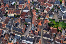 Vue aérienne de Marktgasse et pharmacie Mohren à Meisenheim dans le département Rhénanie-Palatinat, Allemagne