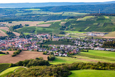 Vue aérienne de Du sud-est à Waldböckelheim dans le département Rhénanie-Palatinat, Allemagne