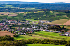 Vue aérienne de Du sud-est à Waldböckelheim dans le département Rhénanie-Palatinat, Allemagne