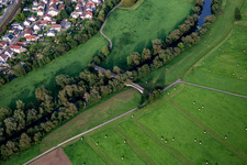 Vue aérienne de Norheimer Auenbrücke sur la Nahe à Norheim dans le département Rhénanie-Palatinat, Allemagne