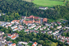 Vue aérienne de Musée Römerhalle dans le parc du château à Bad Kreuznach dans le département Rhénanie-Palatinat, Allemagne