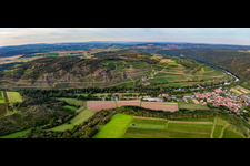 Vue aérienne de Vignobles d'Hermannsberg sur des pentes abruptes au-dessus de la Nahe à Niederhausen dans le département Rhénanie-Palatinat, Allemagne