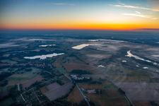 Vue aérienne de Lacs de carrière et Haut-Rhin avant le lever du soleil à Jockgrim dans le département Rhénanie-Palatinat, Allemagne