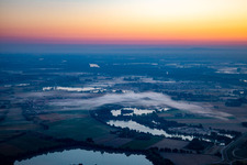Vue aérienne de Le Haut-Vieux-Rhin dans la brume matinale avant le lever du soleil à Neupotz dans le département Rhénanie-Palatinat, Allemagne