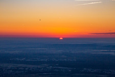 Vue aérienne de Lever de soleil avec montgolfière au-dessus du campus nord du KIT à le quartier Leopoldshafen in Eggenstein-Leopoldshafen dans le département Bade-Wurtemberg, Allemagne