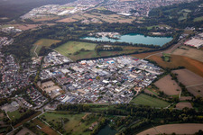 Vue aérienne de Zone industrielle Industriestraße le matin à le quartier Eggenstein in Eggenstein-Leopoldshafen dans le département Bade-Wurtemberg, Allemagne