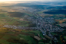 Vue aérienne de De l'ouest dans la lumière du matin à le quartier Jöhlingen in Walzbachtal dans le département Bade-Wurtemberg, Allemagne
