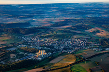 Vue aérienne de Du nord-ouest dans la lumière du matin à le quartier Wössingen in Walzbachtal dans le département Bade-Wurtemberg, Allemagne