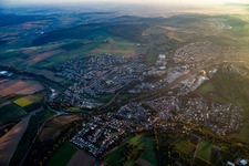 Vue aérienne de Du sud-ouest dans la lumière du matin à le quartier Diedelsheim in Bretten dans le département Bade-Wurtemberg, Allemagne