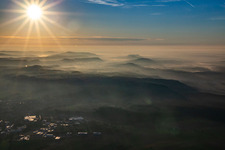 Vue aérienne de Kraichgau dans la brume matinale à Knittlingen dans le département Bade-Wurtemberg, Allemagne
