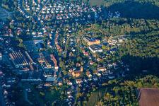 Vue aérienne de Centre pour enfants Maulbronn et friche industrielle dans la vallée de la Salzach à Maulbronn dans le département Bade-Wurtemberg, Allemagne