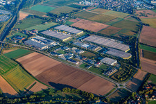 Vue aérienne de Techtronic Industries (TTI) et DACHSER SE Entrepôt dans la zone industrielle Otto-Hahn-Straße à le quartier Kleinglattbach in Vaihingen an der Enz dans le département Bade-Wurtemberg, Allemagne