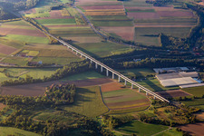 Vue aérienne de ICE sur le pont de la vallée de la ligne de transport rapide Mannheim-Stuttgart à le quartier Enzweihingen in Vaihingen an der Enz dans le département Bade-Wurtemberg, Allemagne