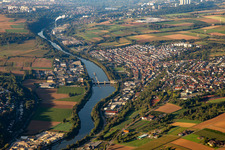 Vue aérienne de Pont-déversoir sur le Neckar à l'écluse Aldingen à le quartier Aldingen in Remseck am Neckar dans le département Bade-Wurtemberg, Allemagne