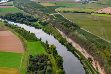 Vue aérienne de Rive abrupte du Neckar à Lauffen am Neckar dans le département Bade-Wurtemberg, Allemagne