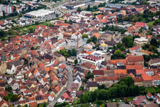 Vue aérienne de Vieille ville historique avec la brasserie Palmbräu Epping GmbH & Co. KG à Eppingen dans le département Bade-Wurtemberg, Allemagne