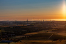 Vue aérienne de Parc éolien Freckenfeld au lever du soleil à Freckenfeld dans le département Rhénanie-Palatinat, Allemagne