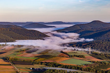 Vue aérienne de Wieslautertal sous le brouillard matinal à le quartier Weiler in Wissembourg dans le département Bas Rhin, France