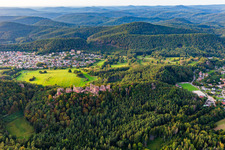 Vue aérienne de Massif du château d'Altdahn avec les ruines des châteaux de Grafendahn et Tanstein à Dahn dans le département Rhénanie-Palatinat, Allemagne