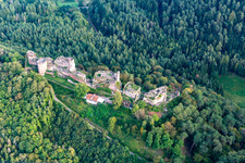 Massif du château d'Altdahn avec les ruines des châteaux de Grafendahn et Tanstein à Dahn dans le département Rhénanie-Palatinat, Allemagne hors des airs