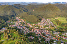 Vue aérienne de Wasgau, paradis de l'escalade à Erfweiler dans le département Rhénanie-Palatinat, Allemagne