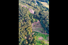 Vue aérienne de Cimetière d'honneur Dahn avec la chapelle Saint-Michel Dahn et le point de vue du Hochstein à Dahn dans le département Rhénanie-Palatinat, Allemagne